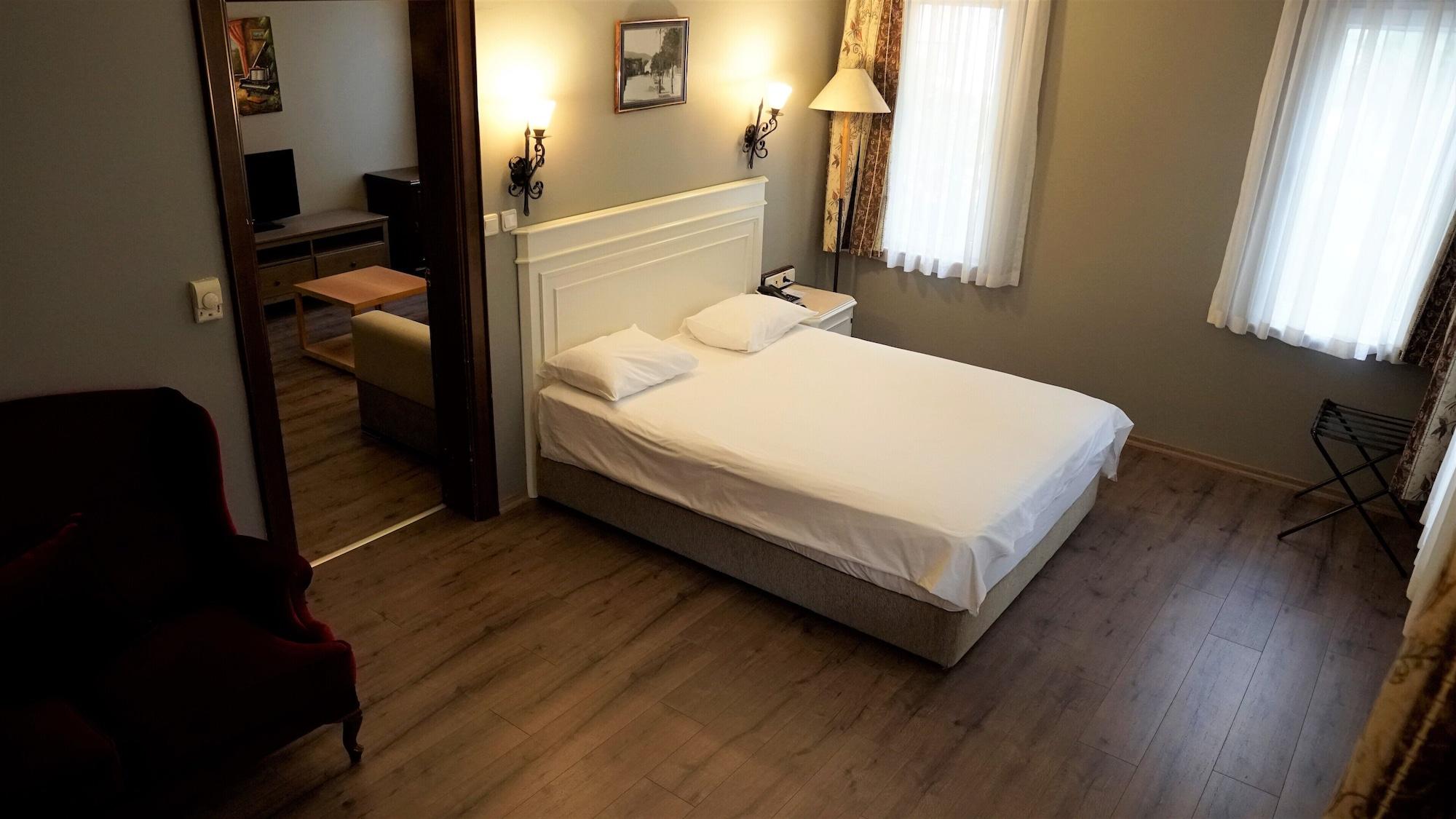 Montania Town Hotel Муданья Экстерьер фото