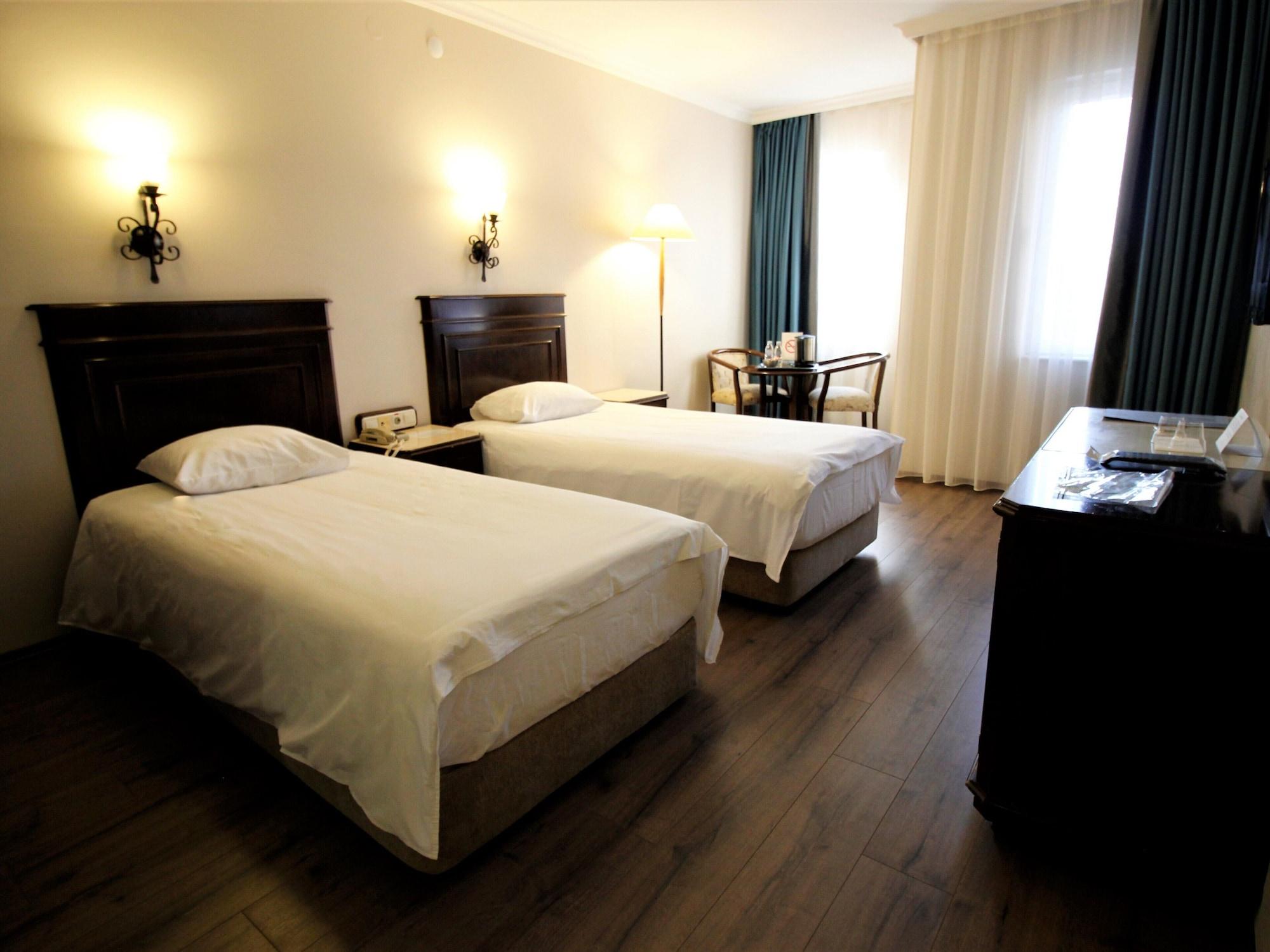 Montania Town Hotel Муданья Экстерьер фото