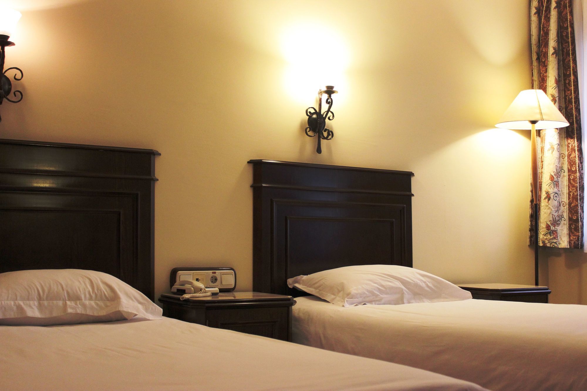 Montania Town Hotel Муданья Экстерьер фото