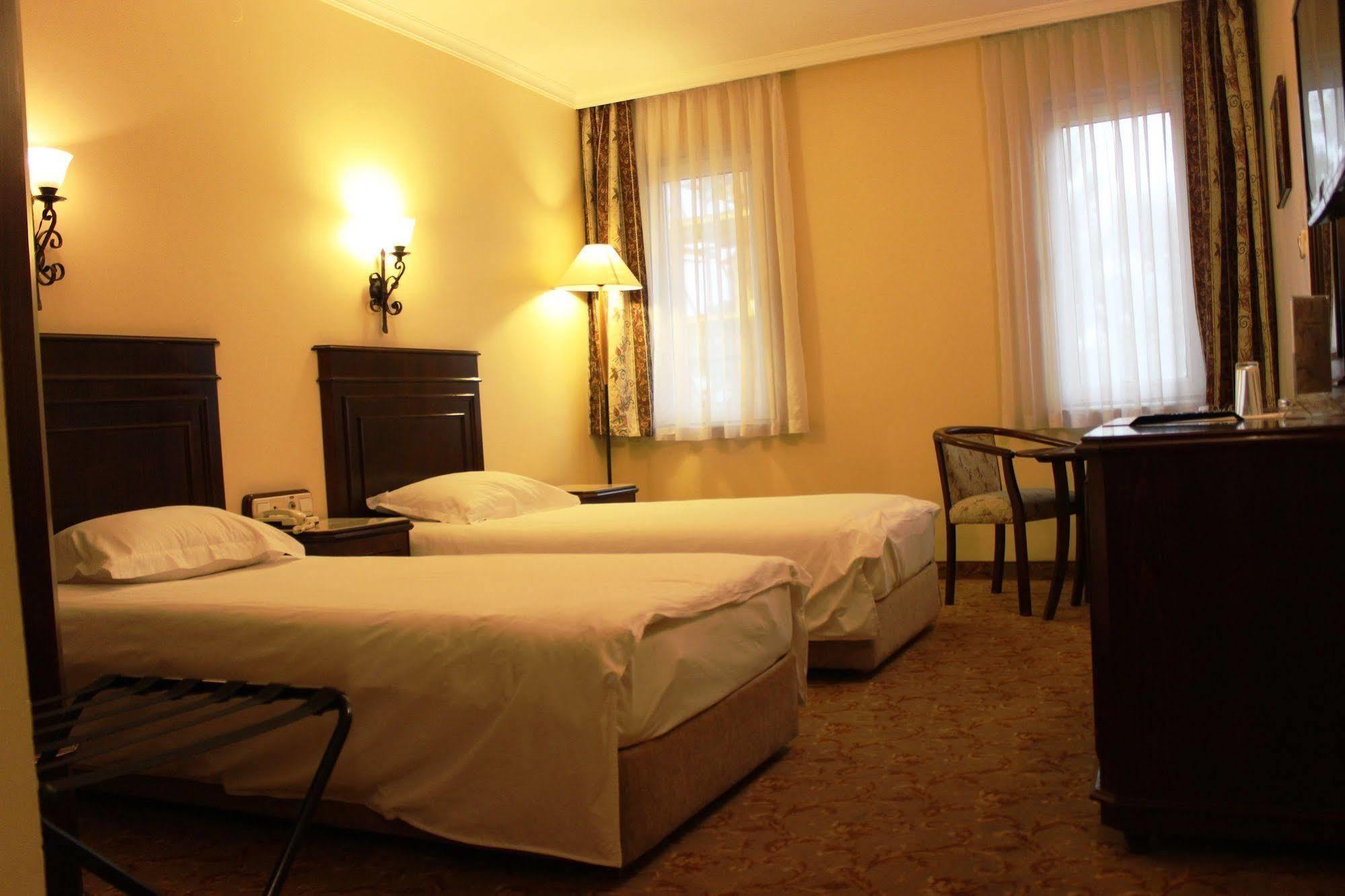 Montania Town Hotel Муданья Экстерьер фото