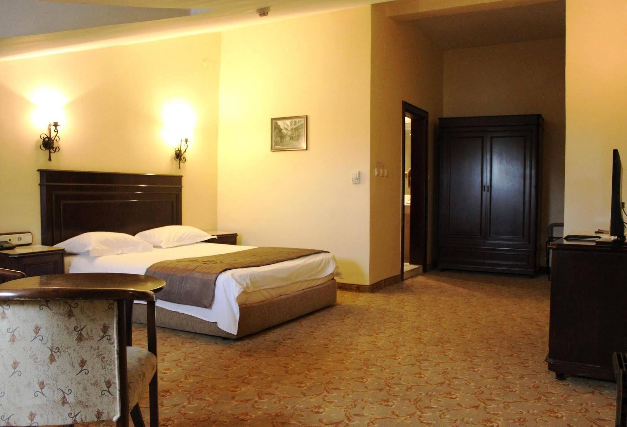 Montania Town Hotel Муданья Экстерьер фото