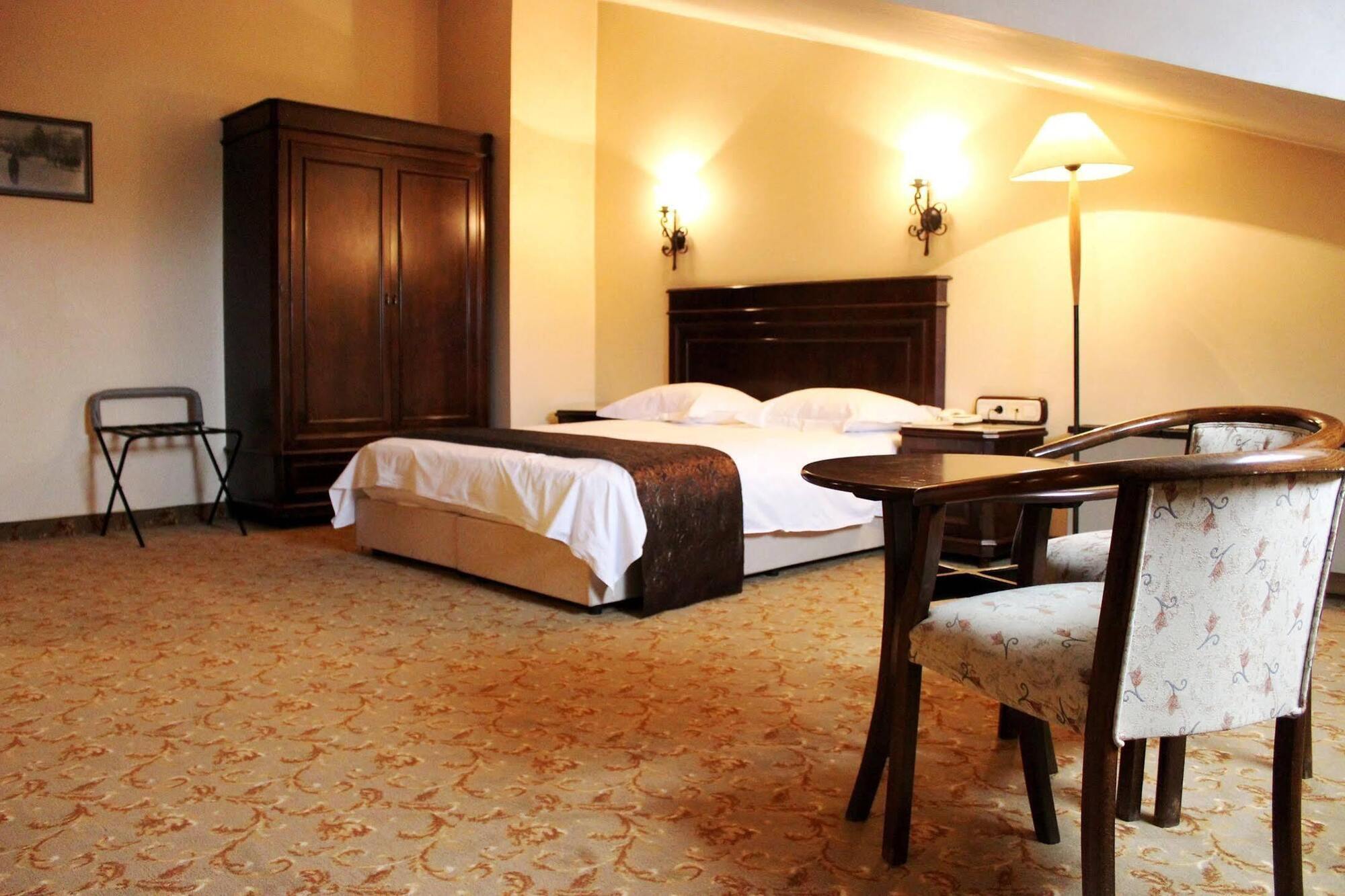 Montania Town Hotel Муданья Экстерьер фото